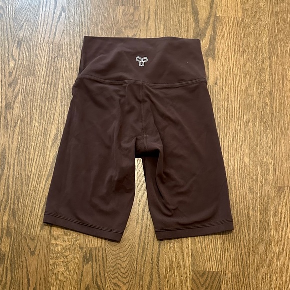 Aritzia TnaBUTTER Atmosphere Hi-Rise 9" Short - Picture 2 of 6